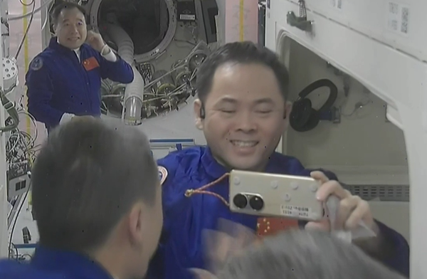 华为手机已上天！中国航天员用的居然是这台手机 我惊了