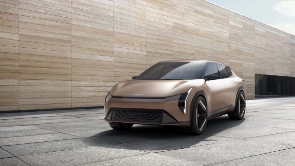 起亚EV4预计将于明年初推出，前驱车型将与Model 3展开竞争。