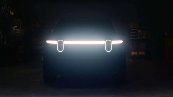 Rivian全新SUV前脸造型曝光延续家族式设计椭圆形大灯十分亮眼。