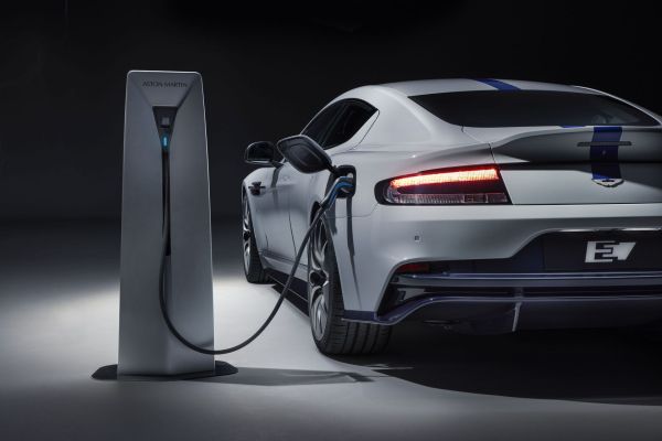 阿斯顿& middot马丁将电动汽车计划推迟到2027年，目前专注于混合动力。