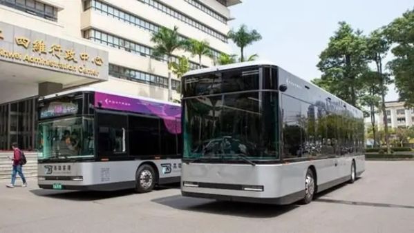 在新工厂建设之初，鸿海的子公司年产500辆电动公交车。
