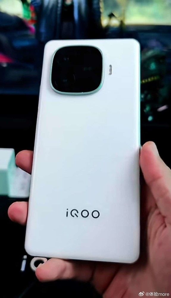 IQOO Z9真机图片被曝光，平直的屏幕背面随之而来的是家族式设计。