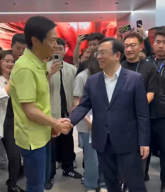 雷军与王传福北京车展相遇:感谢比亚迪助力小米汽车。