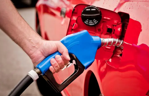 今晚国内成品油价格下调，加满一箱油少花3.5元。