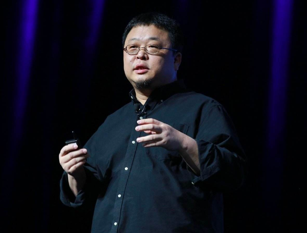 罗永浩吐槽CEO北京车展亲密互动:谈画风很奇怪。
