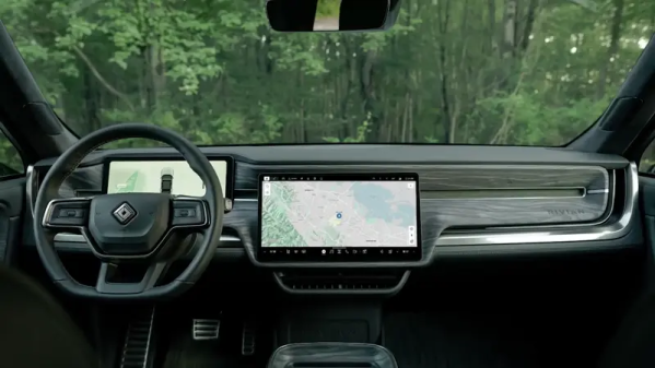 史诗级增强！Rivian为车辆增加了视频App和手机屏幕投影功能。