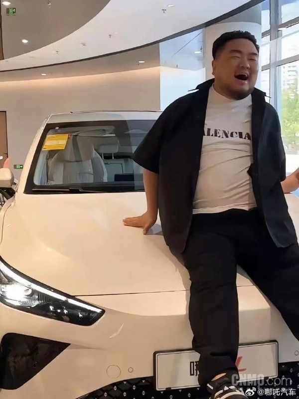 哪吒回应引擎盖凹陷:为了安全，引擎盖是有弹性的。